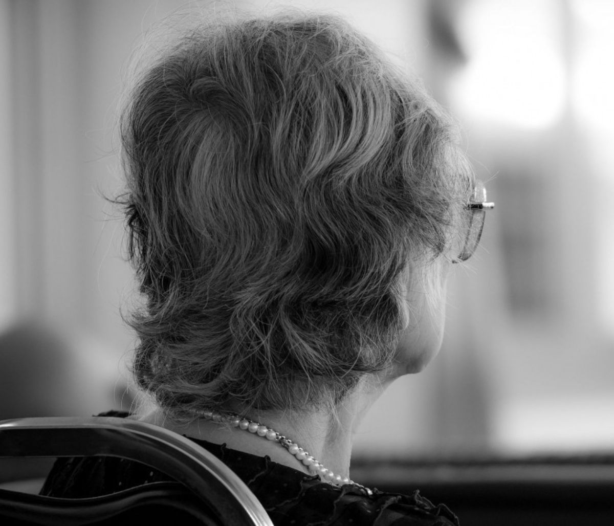 Κοινωνική απομόνωση: Πώς συνδέεται με τον κίνδυνο άνοιας