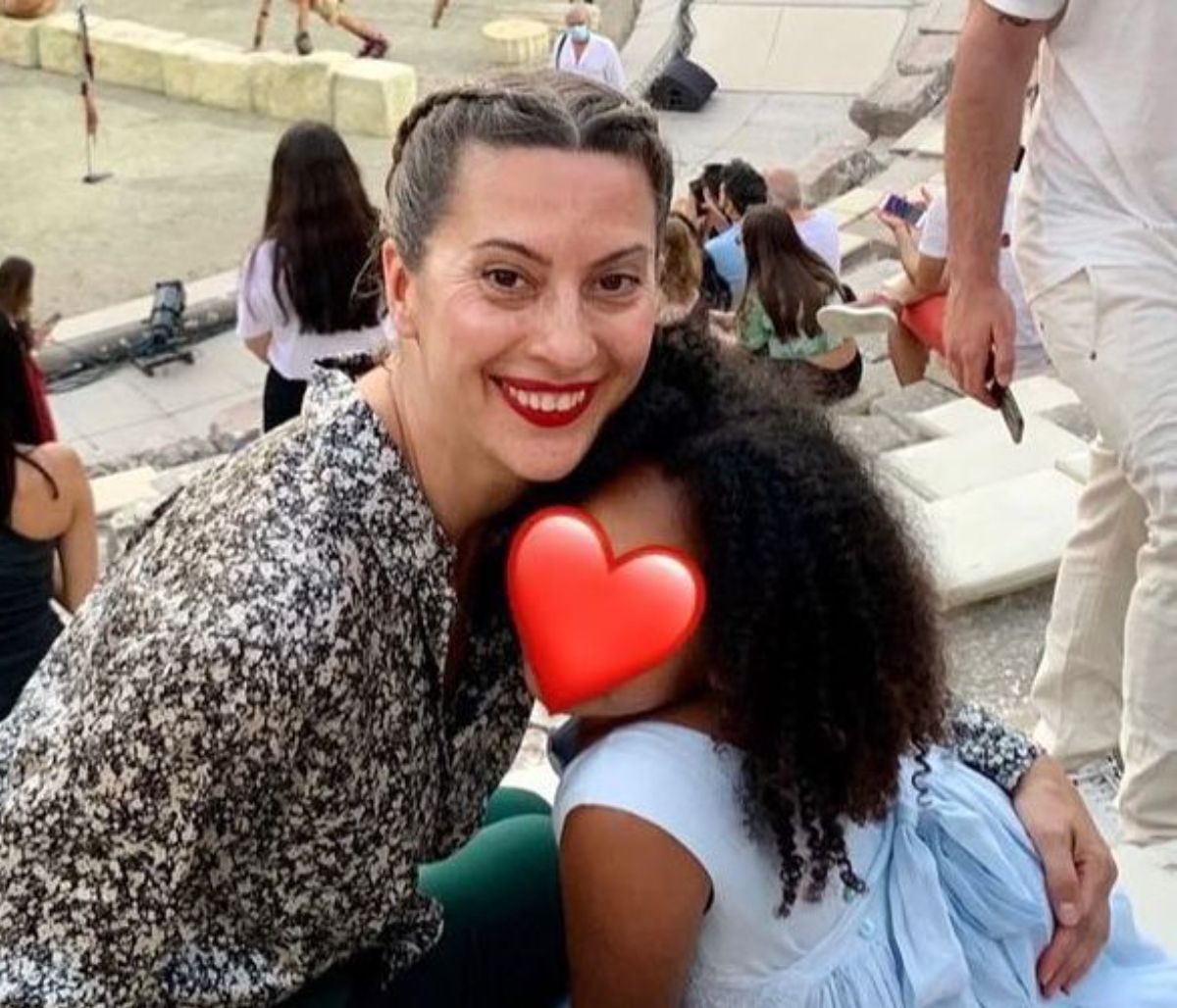 Βίκυ Βολιώτη: Ποζάρει με την κόρη της μπροστά στο στολισμένο δέντρο