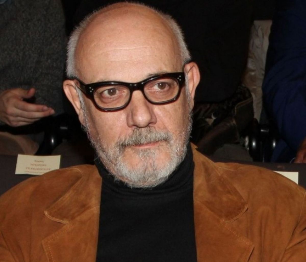 Συνθήματα και πανό έξω από το θέατρο στην πρεμιέρα του Κιμούλη