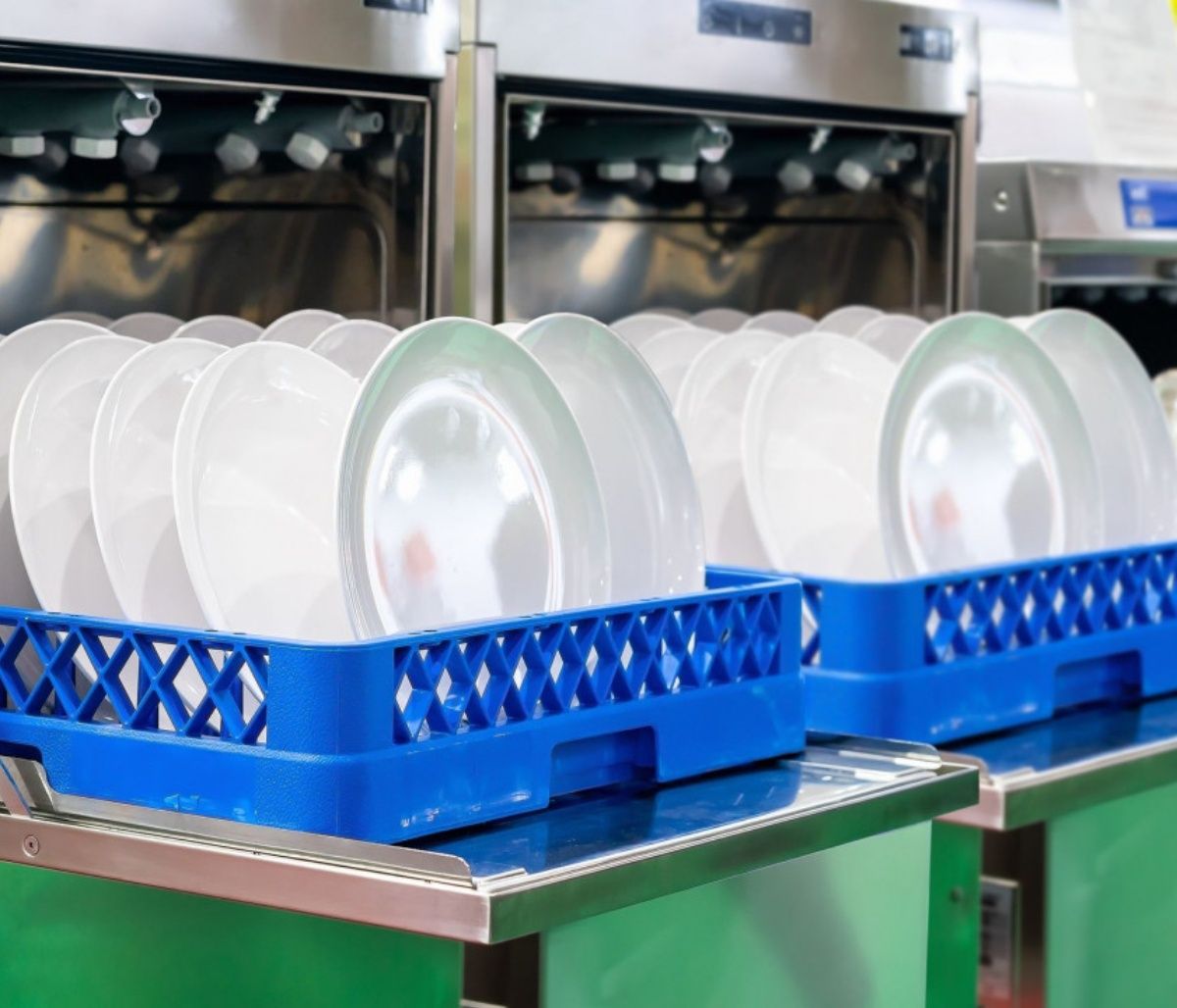 Τρώτε συχνά έξω; Οι κίνδυνοι από τα επαγγελματικά πλυντήρια πιάτων