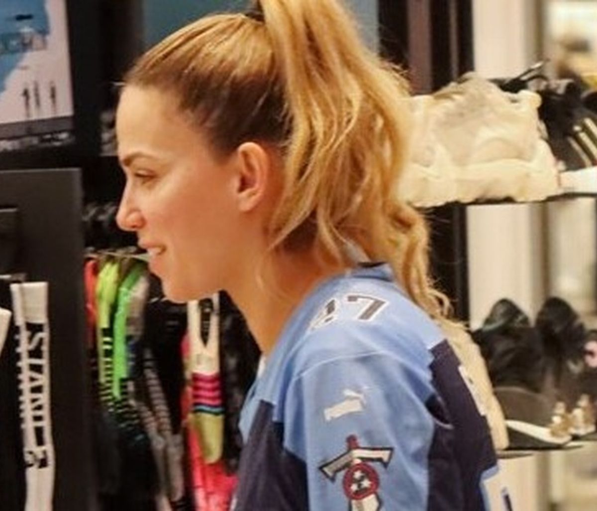 Στικούδη: Τα ψώνια με τον σύζυγο και τον γιο τους και η... ροζ γούνα!