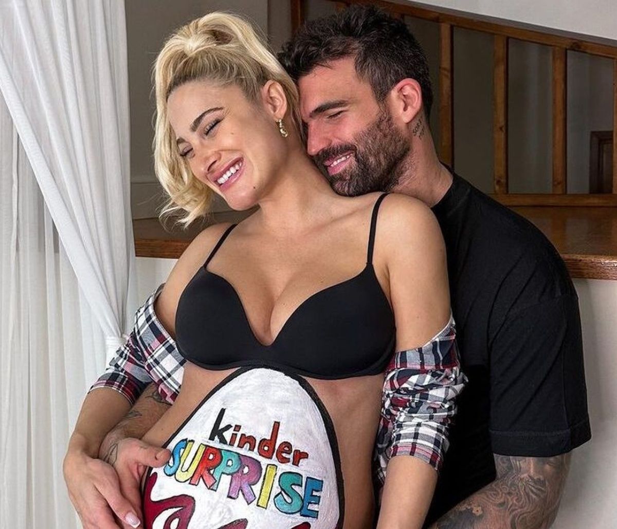 Τούνη: To φωτογραφικό άλμπουμ από το baby shower για τον γιο τους