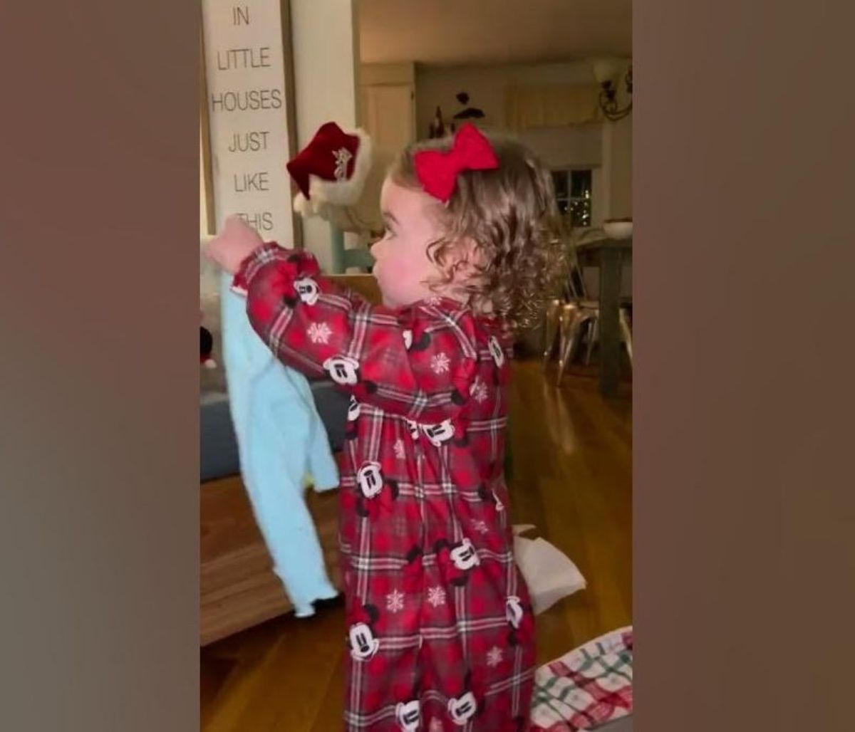 Νήπιο ανοίγει τα δώρα και η αντίδρασή του είναι απολαυστική