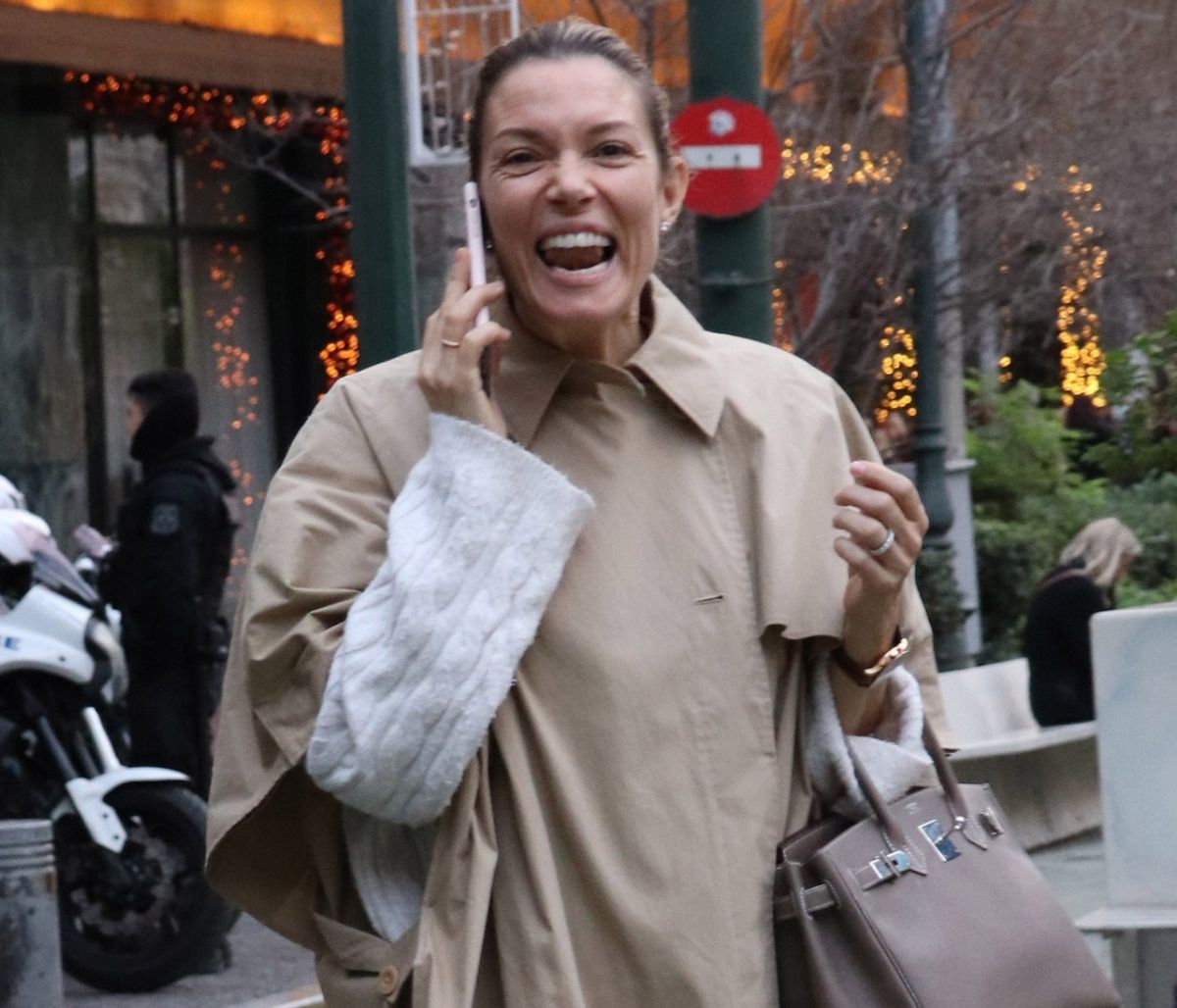 Καγιά: Εντελώς άβαφτη και με oversized καμπαρντίνα που θα ζηλέψεις!