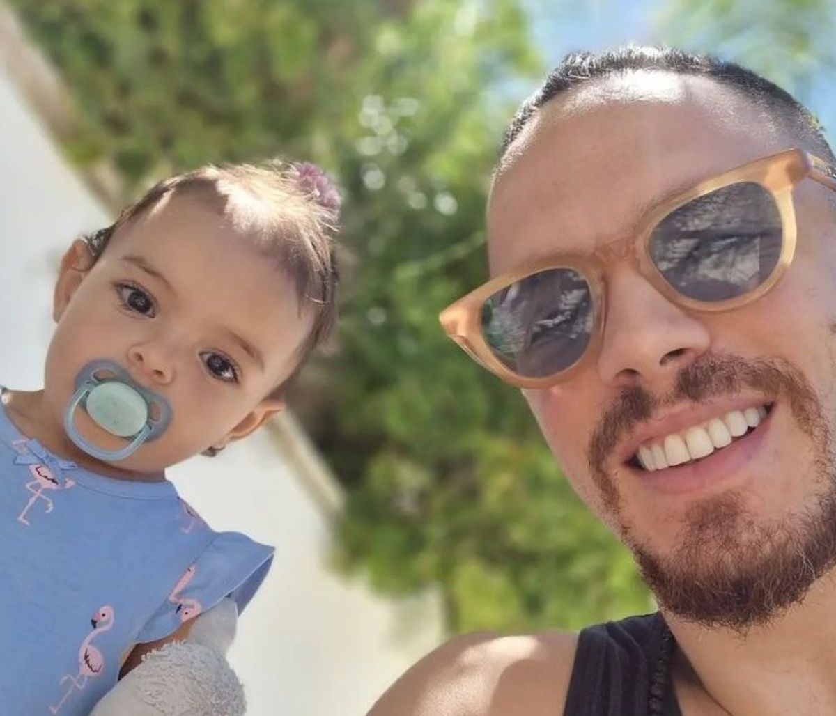 Λευτέρης Πετρούνιας: Φωτογράφισε τις κόρες του με πολύχρωμες ρομπίτσες