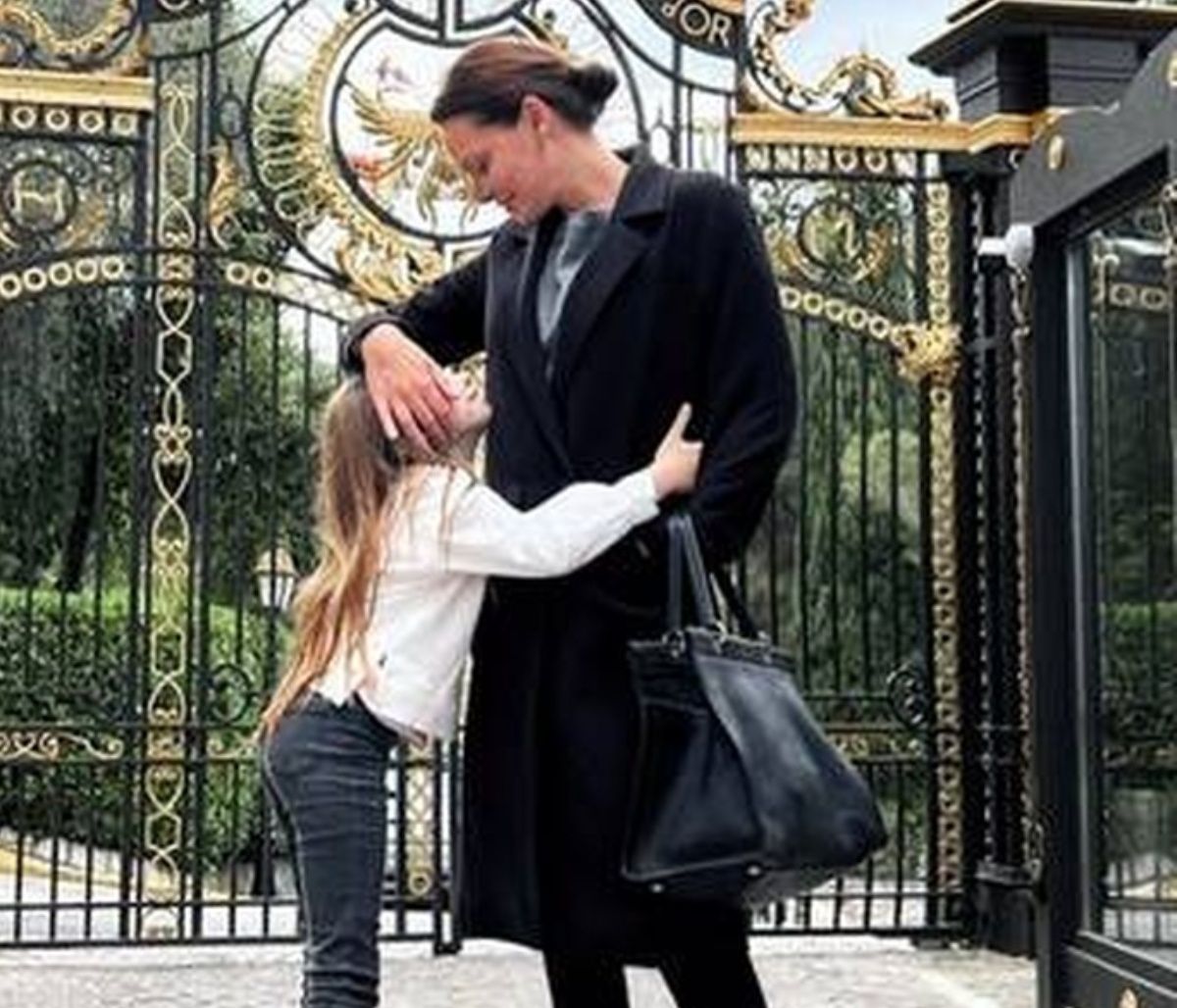 Ελένη Πασχαλίδου: «Σχεδιάζει» ρούχα σαν τη μαμά της, την Μπόσνιακ!