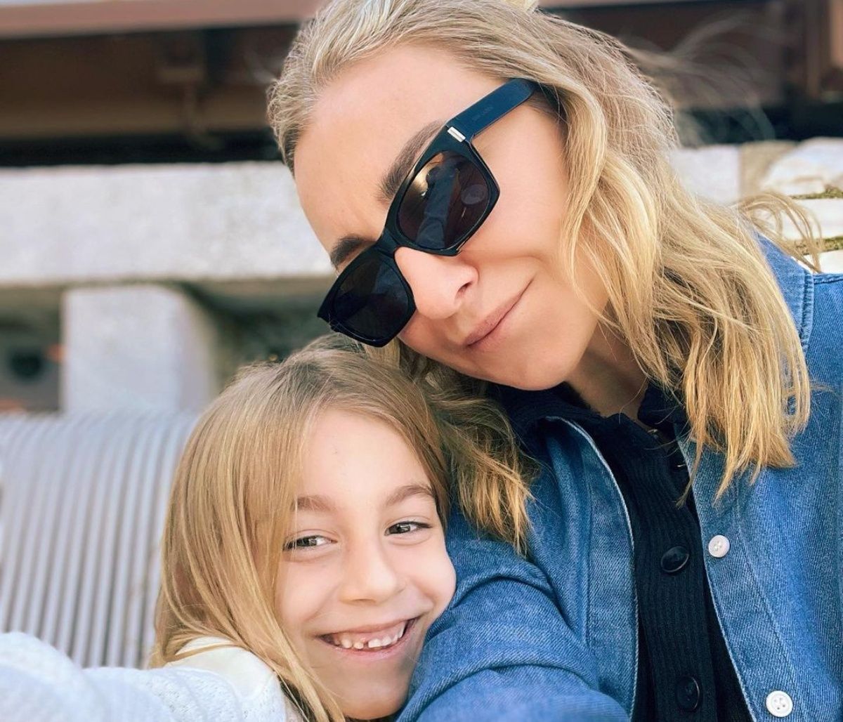 Η τρυφερή ασπρόμαυρη φώτο της Ρούλας Ρέβη με την κόρη της