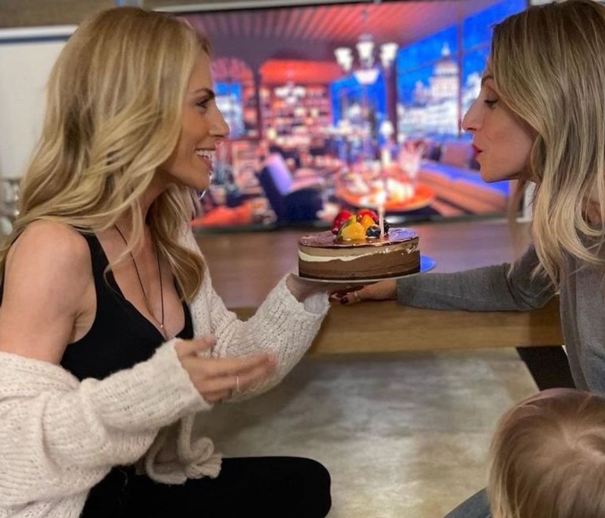 Ν. Παπαδημητρίου: Η ανιψιά της την ταΐζει τούρτα κι εκείνη ...λιώνει