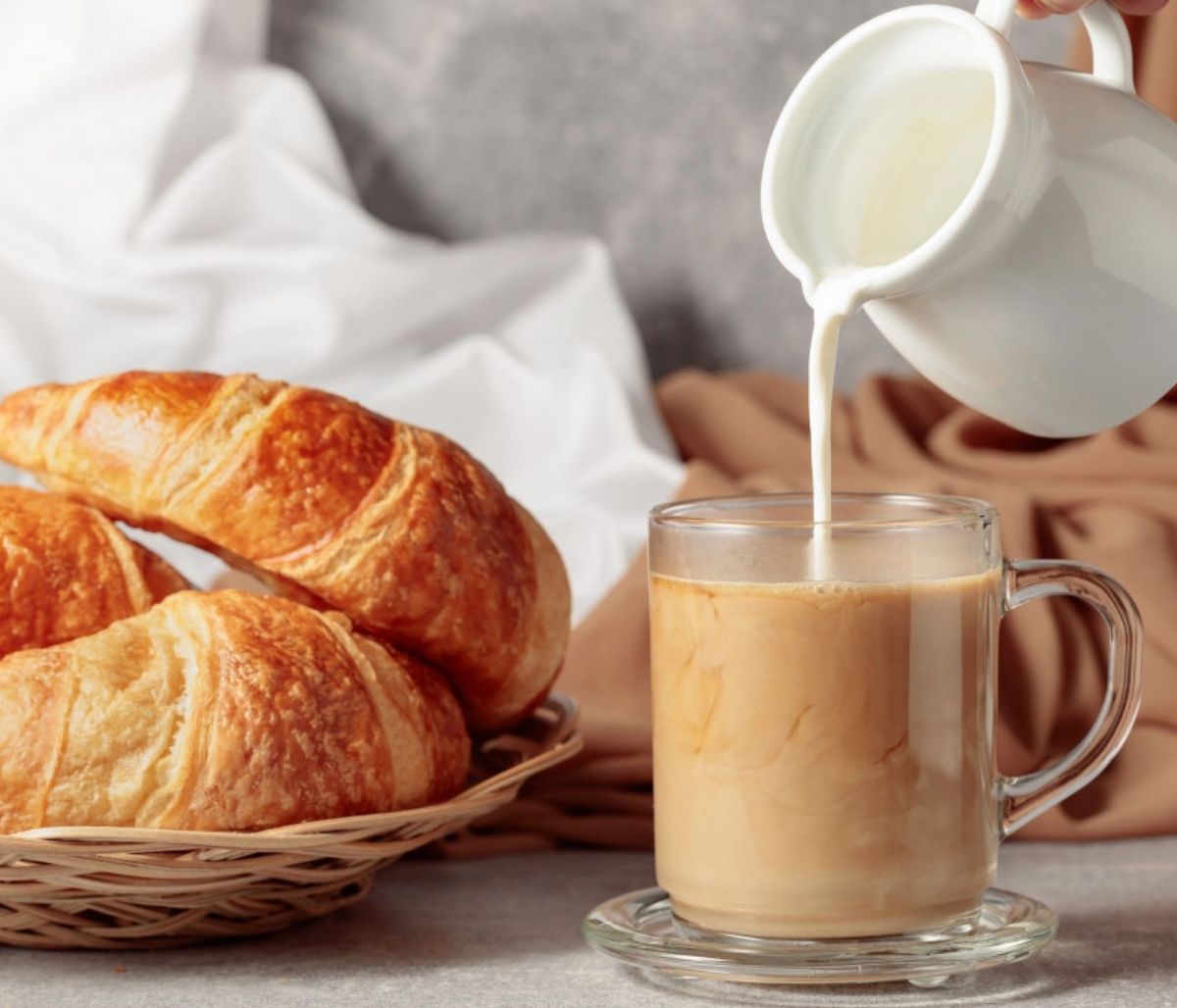 Γιατί πρέπει να βάζετε γάλα στον καφέ