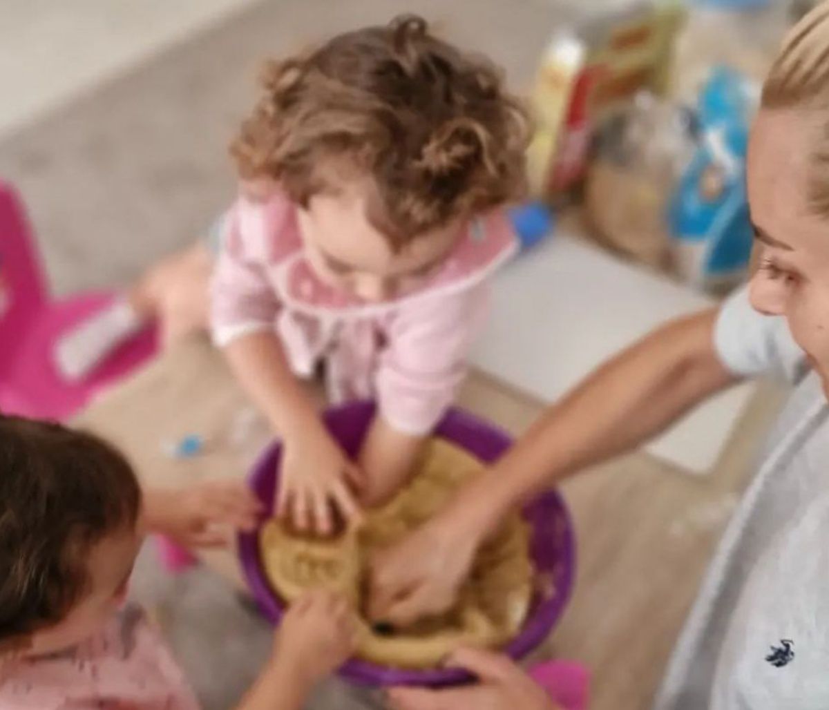 Πετρούνιας: Οι μικρές φτιάχνουν κουλουράκια και εκείνος τις θαυμάζει