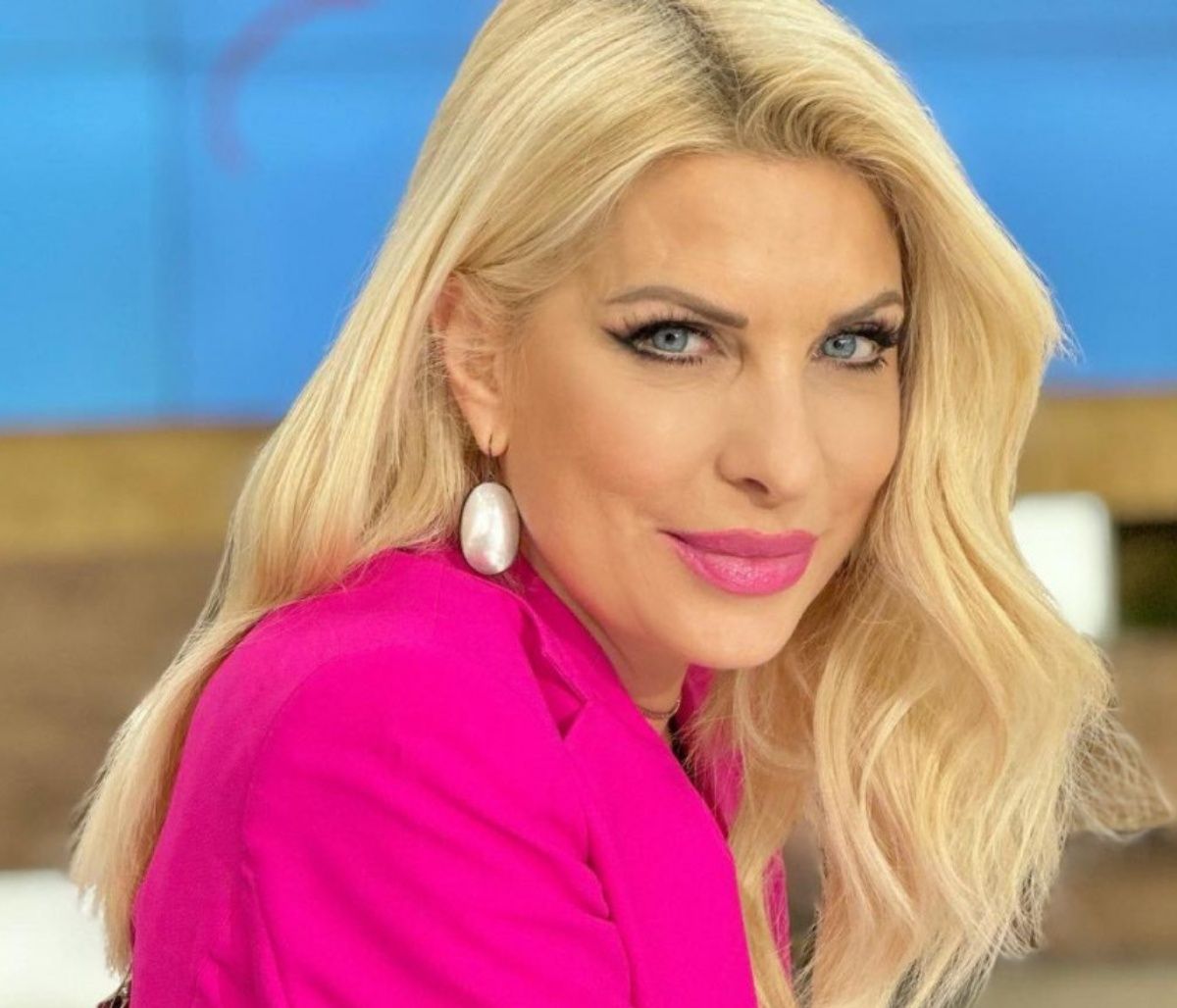 Μενεγάκη: Το γλέντι στο πλατό και η απίθανη τζιν ολόσωμη φόρμα της