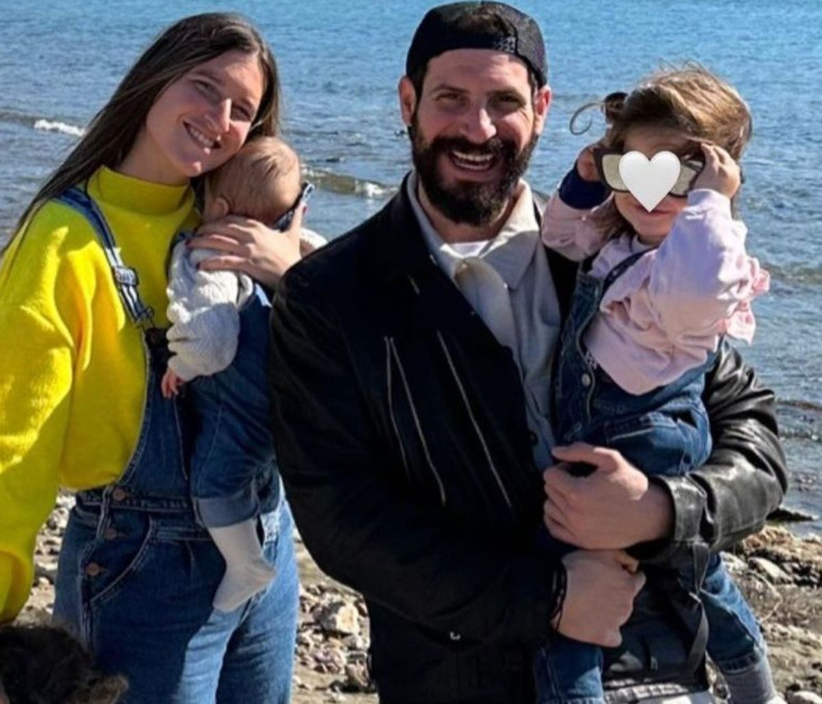 Θανάσης Πατριαρχέας: Με τη σύζυγο και τις 3 κόρες του στη θάλασσα