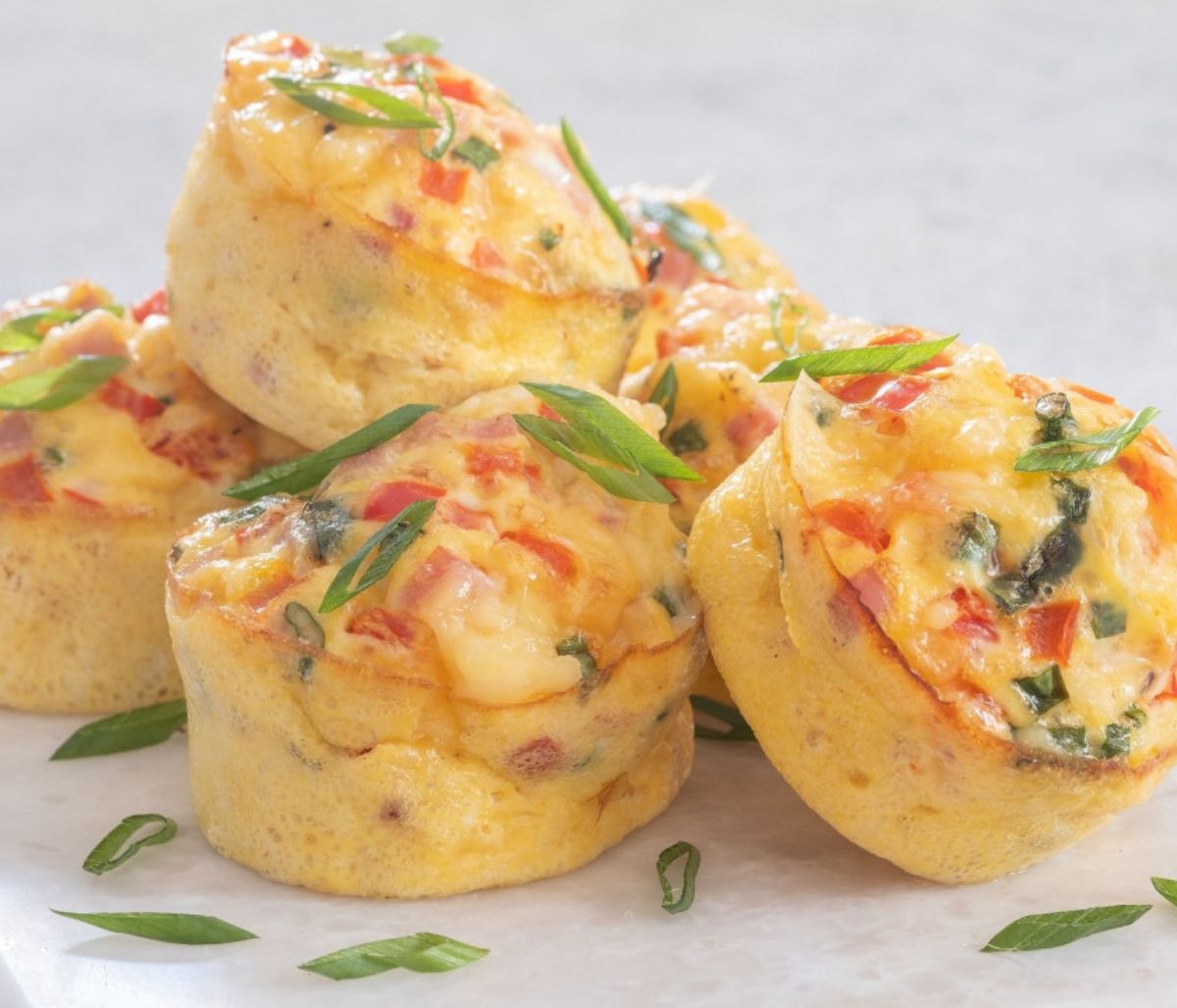 Αλμυρά muffin για πρωινό γεμιστά με ολόκληρα αβγά