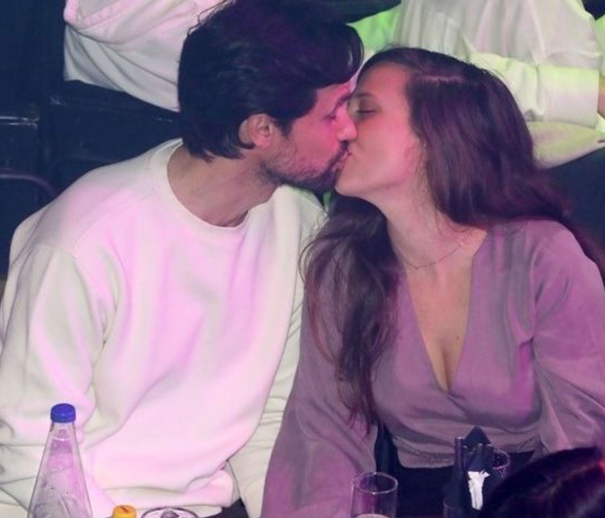 Ορφέας Αυγουστίδης: Καυτά φιλιά σε βραδινή έξοδο