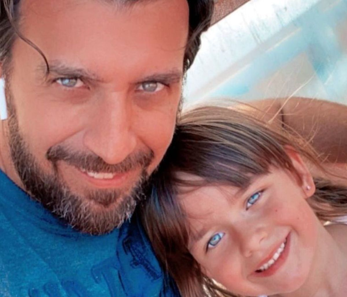 Θάνος Πετρέλης: Με την κόρη του στην παιδική χαρά