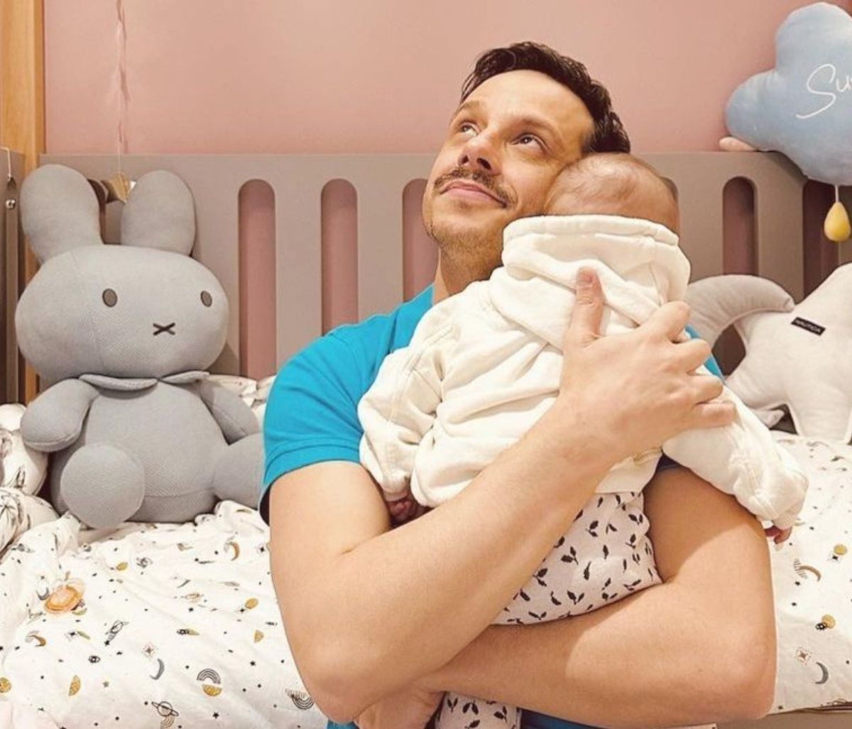 Δημήτρης Μακαλιάς: Αγκαλιά με την κόρη του στο παιδικό δωμάτιο