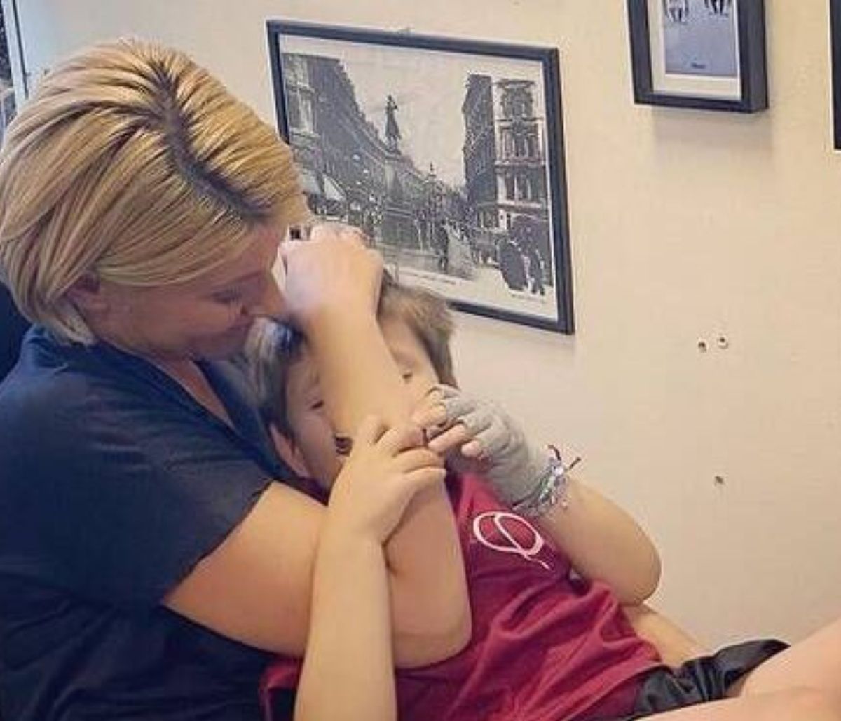 Σία Κοσιώνη: Σε ρόλο τερματοφύλακα - Η απίθανη φώτο με τον μικρό Δήμο