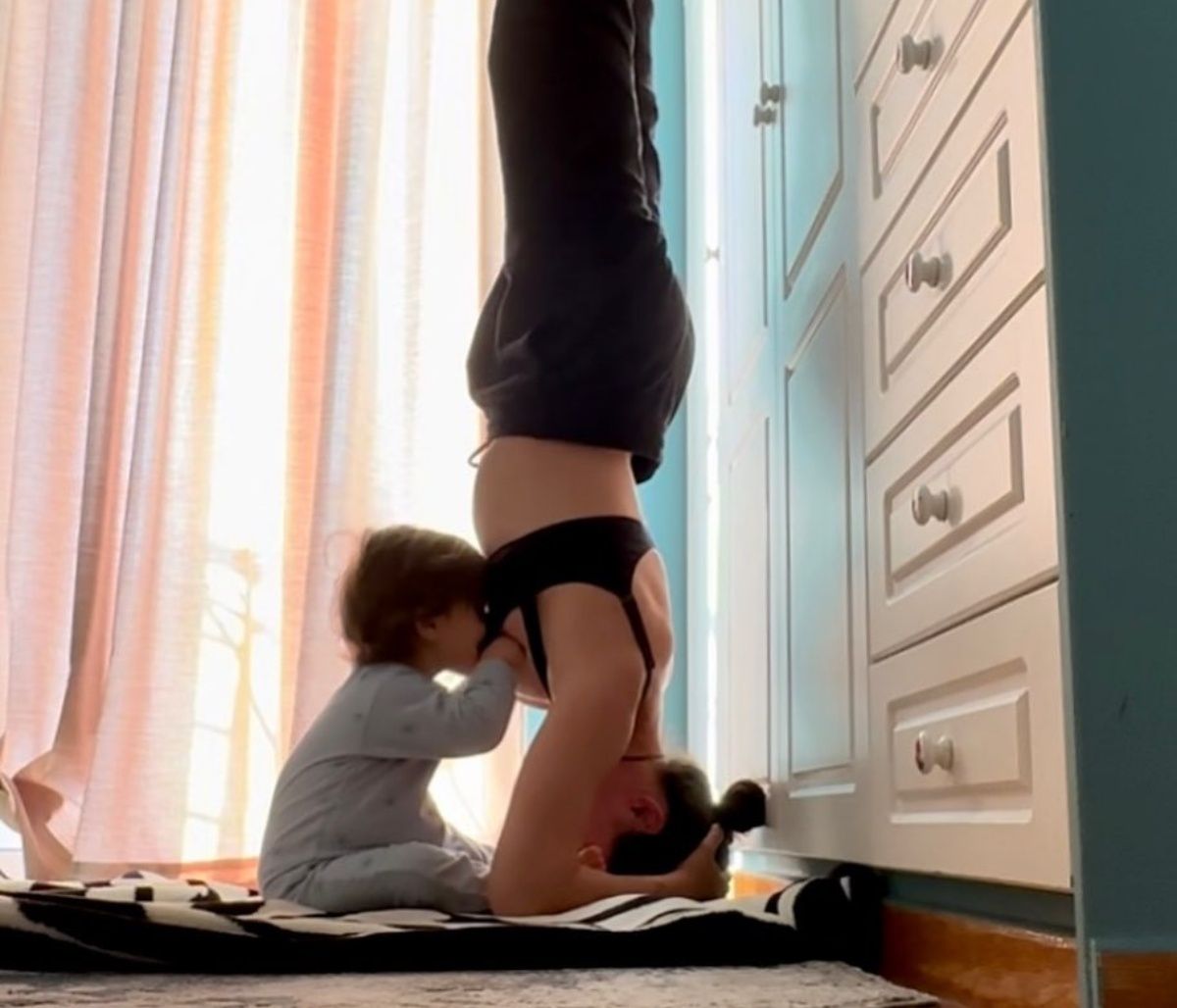 Μάρα Δαρμουσλή: Κάνει κατακόρυφο και θηλάζει τον γιο της