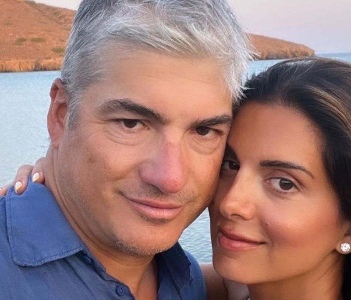 Σταματίνα Τσιμτσιλή: Ο Θέμης Σοφός αγκαλιά με τη Νάγια και τη Μαίρη