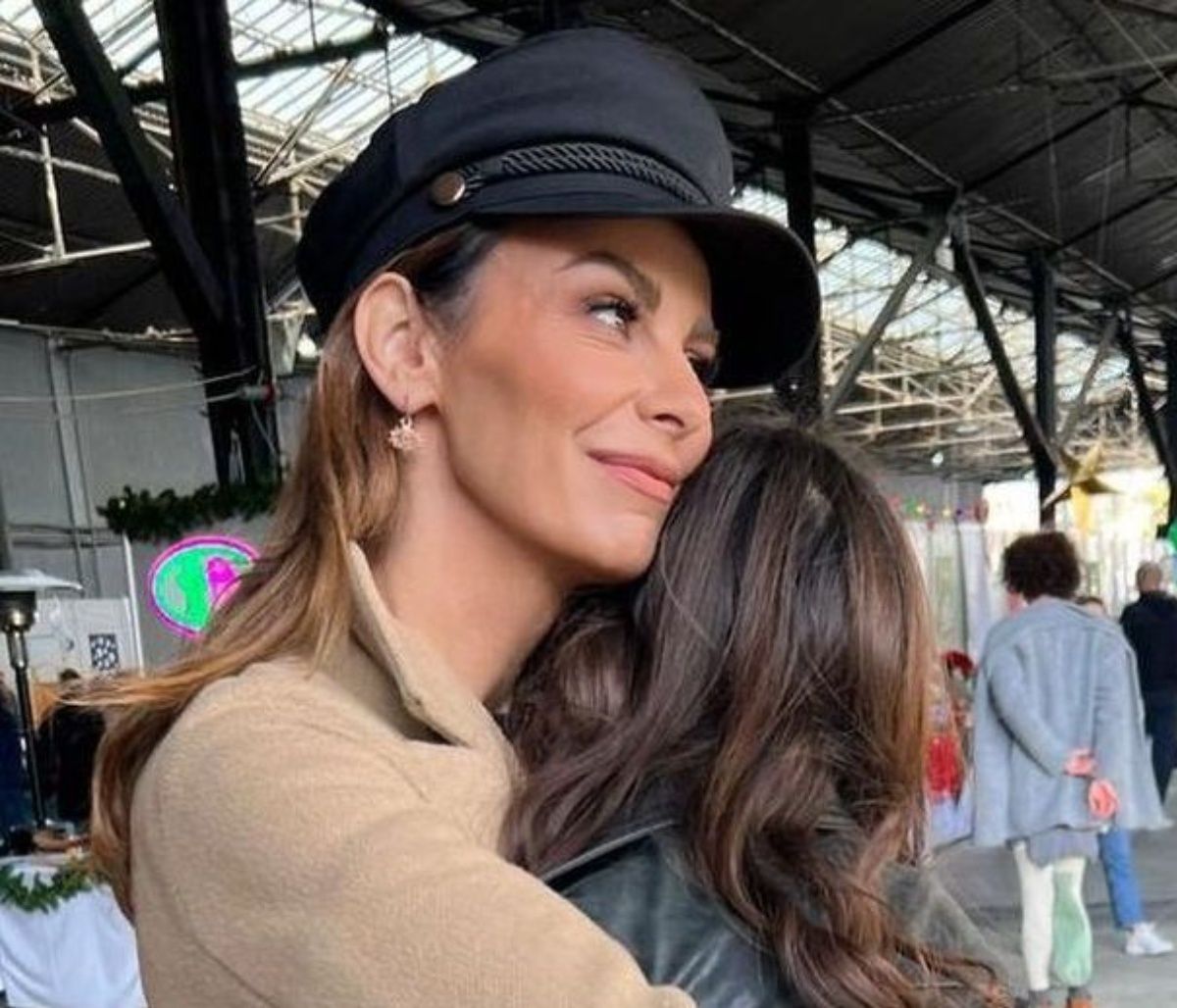 Μπέττυ Μαγγίρα: Με τις κόρες και τον σύζυγό της στα Ιωάννινα