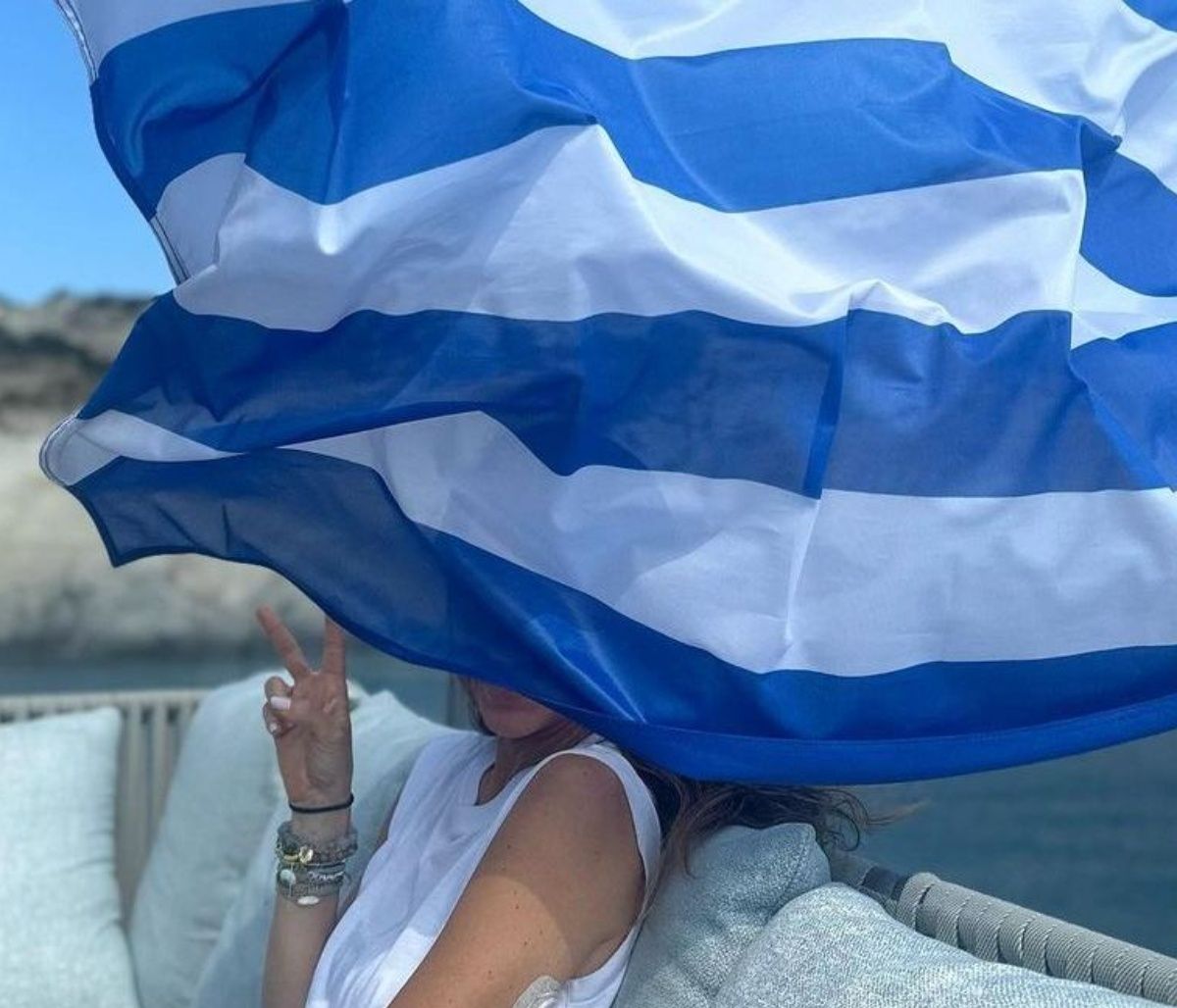 Επικό! Πόζαρε με φόντο τη σημαία αλλά δεν... πήγε και πολύ καλά