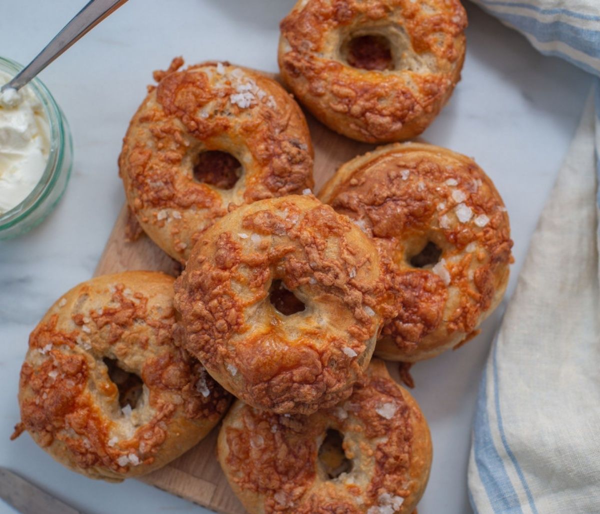 Σπιτικά bagels αφράτα και πεντανόστιμα – Η βασική συνταγή