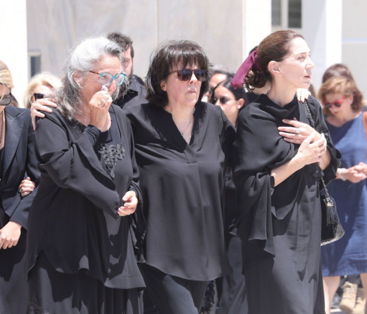 Κηδεία Νόνικας Γαληνέα: Συντετριμμένες οι κόρες της