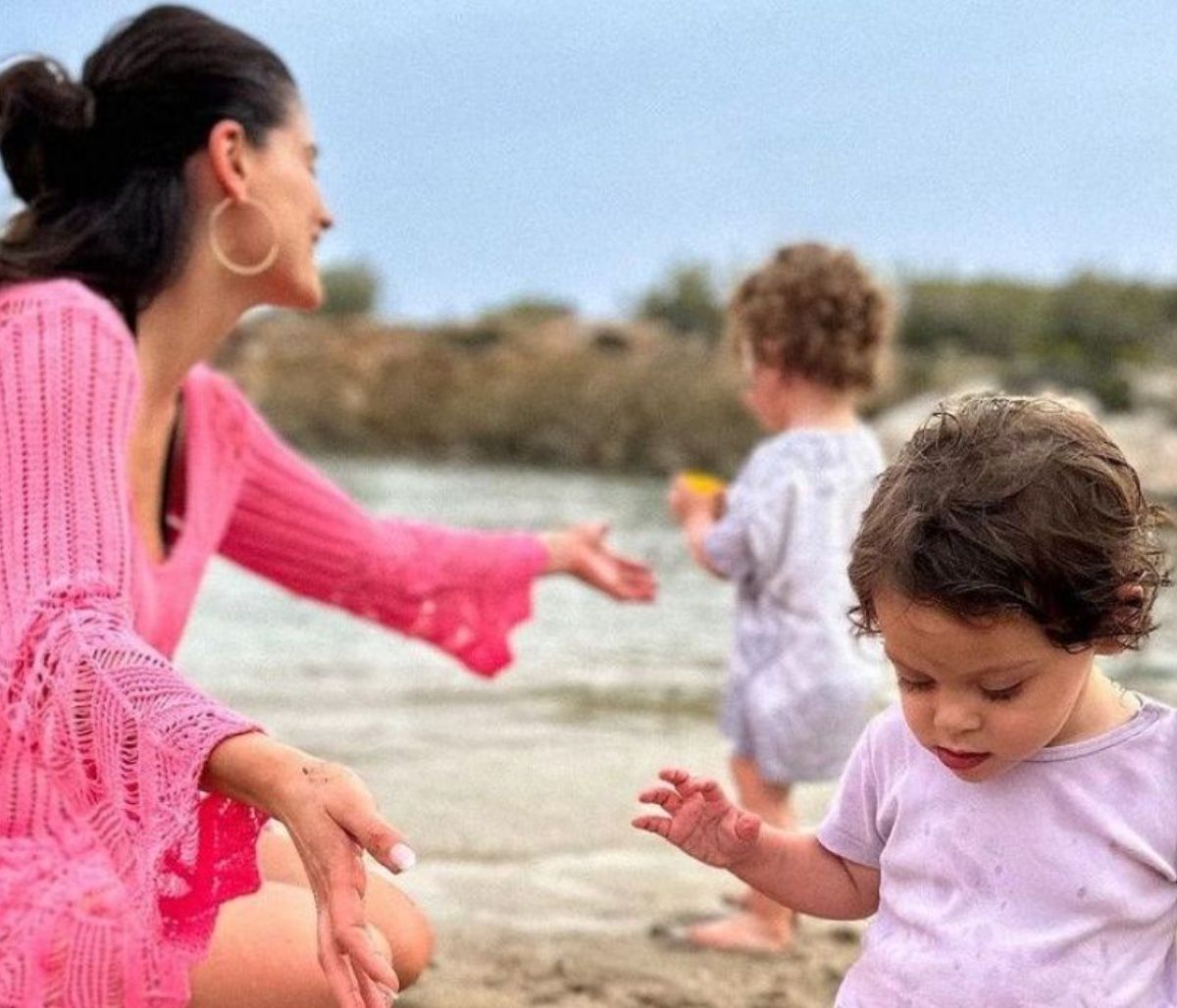 Μπόμπα: Οι δίδυμες φόρεσαν το ίδιο αξεσουάρ με τη μαμά τους