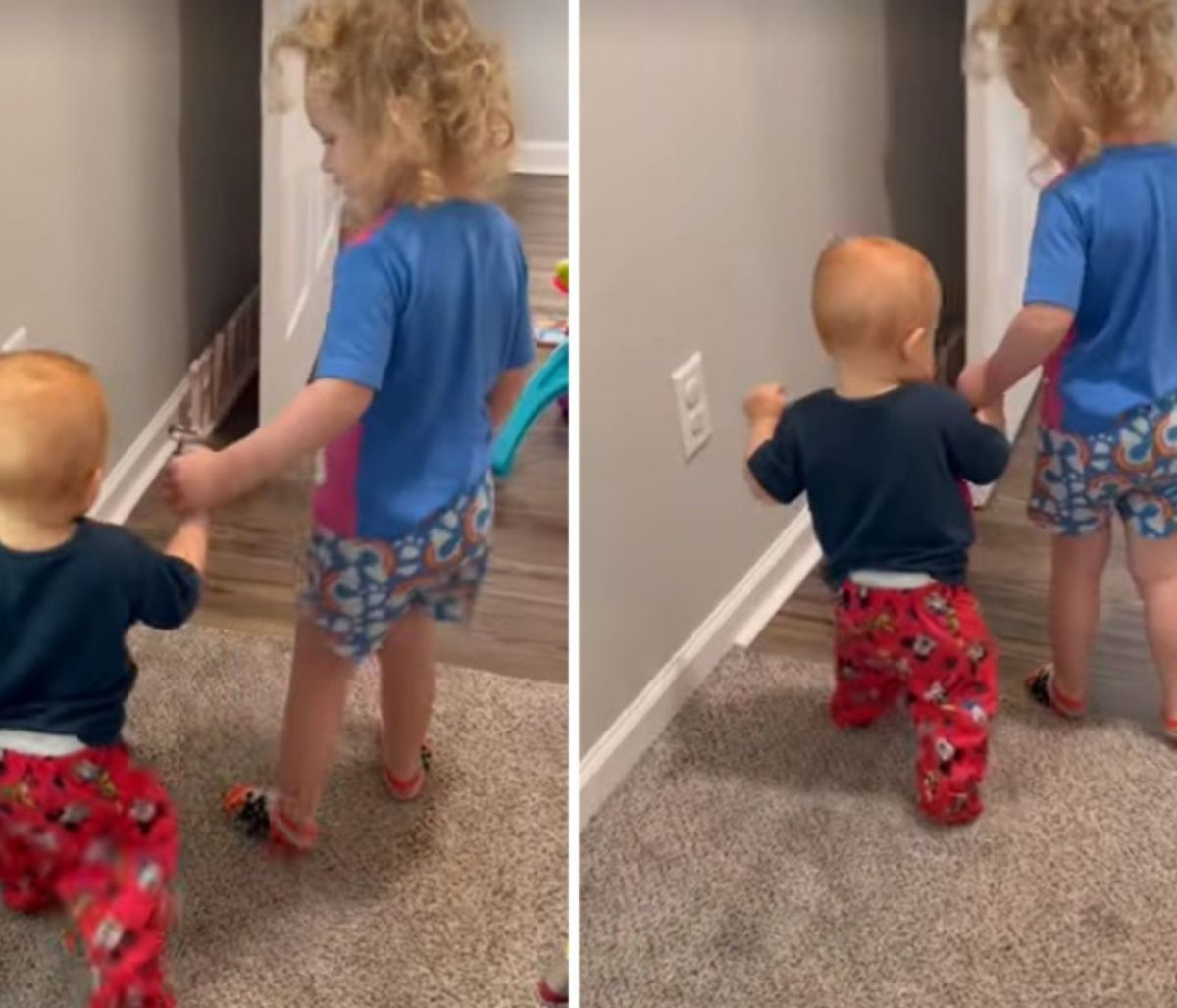 Bοηθάει τον μικρό της αδερφό να κάνει τα πρώτα του βήματα