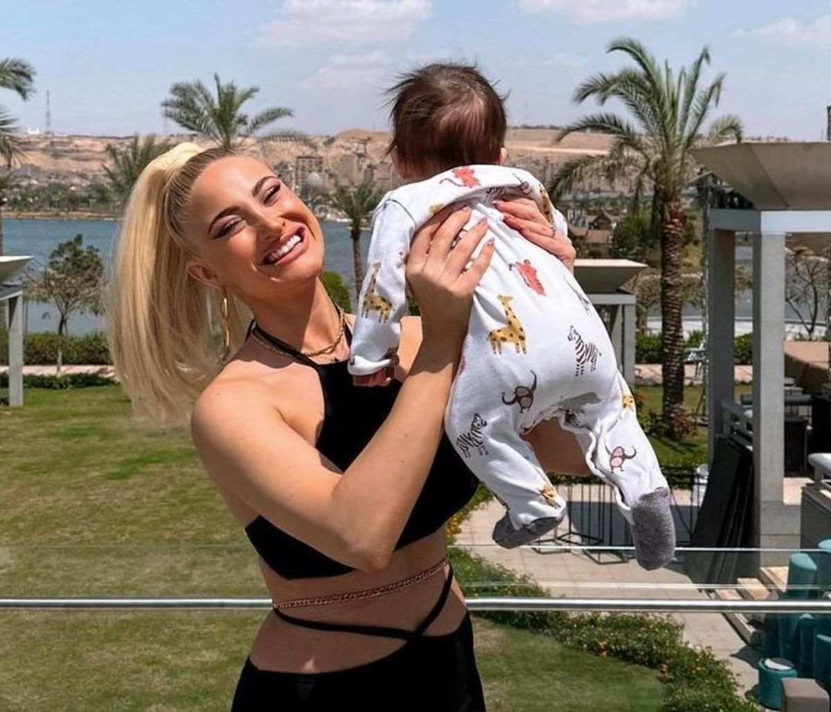 Ιωάννα Τούνη: Θηλάζει το μωρό της σε καφέ στο Μόντε Κάρλο