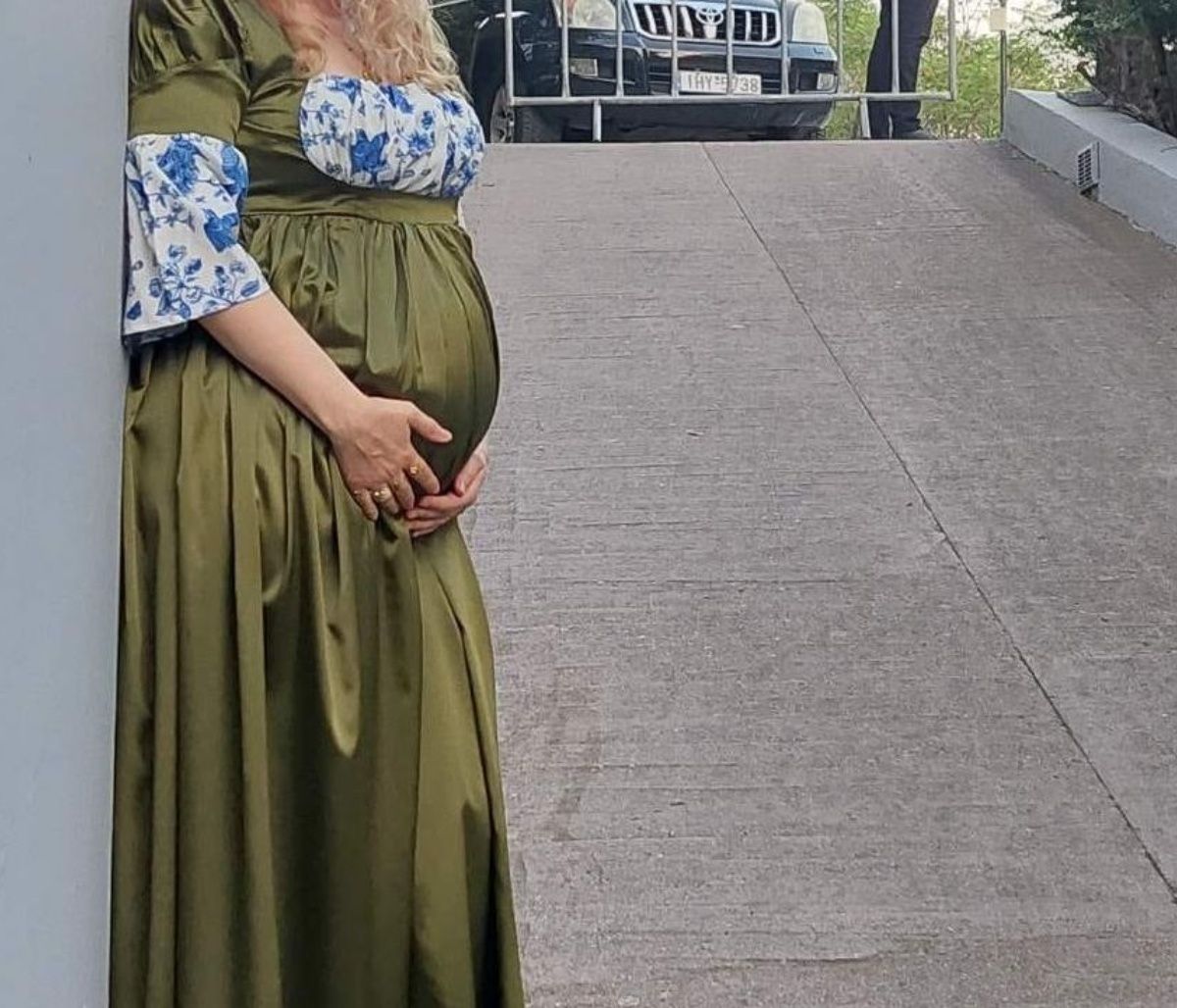 Ελληνίδα τραγουδίστρια είναι έγκυος-Οι φωτό με φουσκωμένη κοιλιά