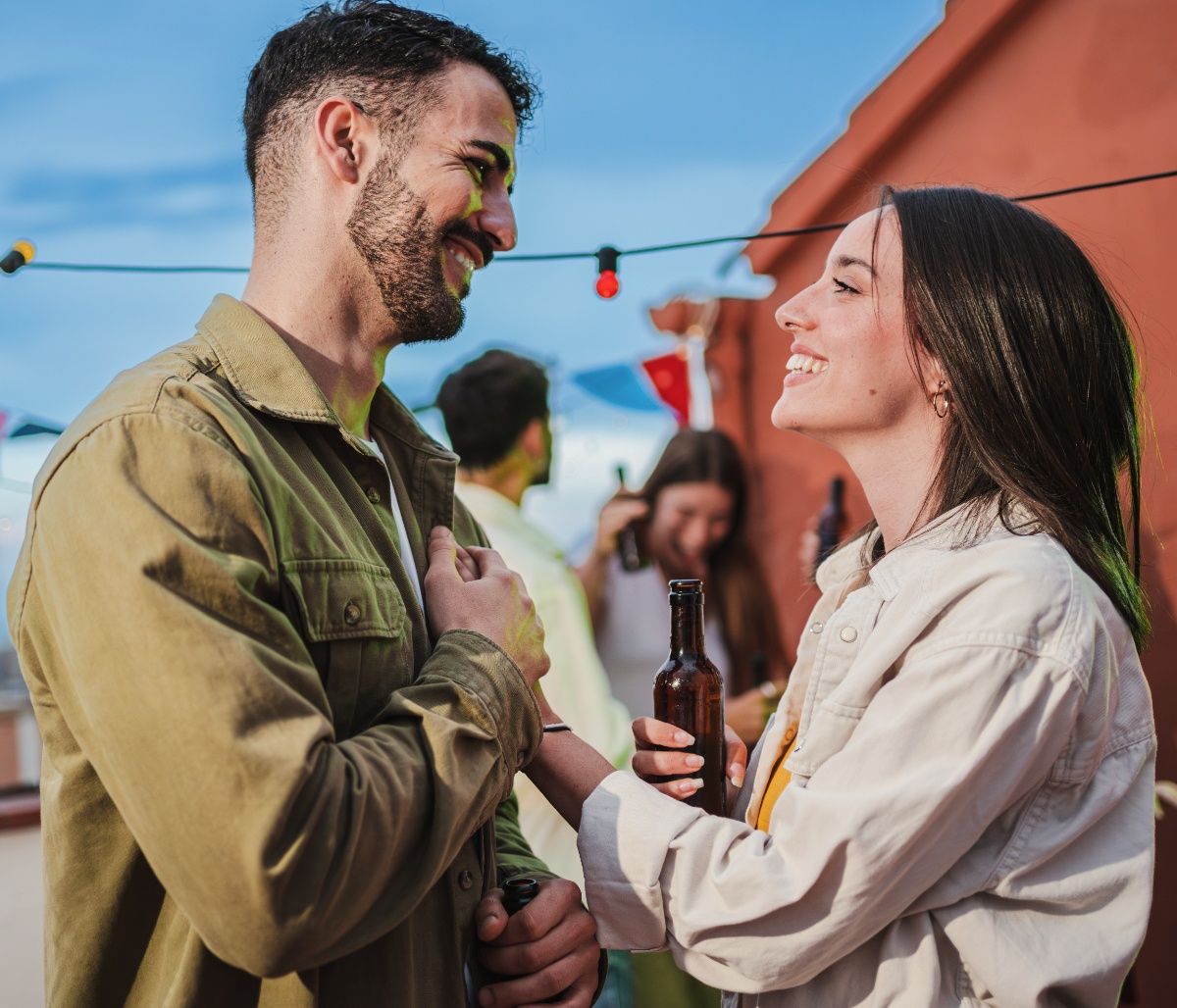 Πώς φλερτάρουν, τι ατάκες λένε, τι σκέφτονται τα ζώδια της Γης;