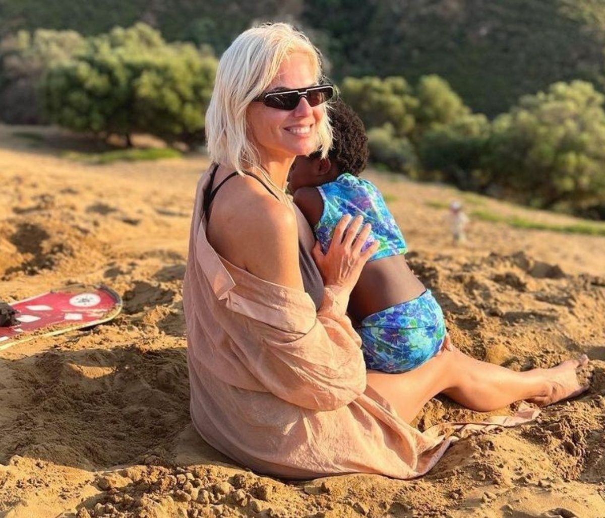 Χριστίνα Κοντοβά: Η κόρη της κάνει σπαγγάτο στο κομμωτήριο