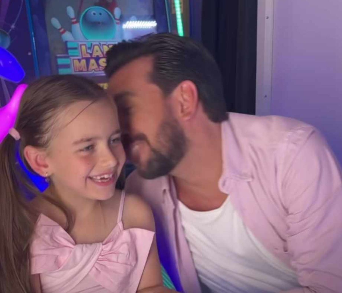 Θάνος Πετρέλης: Τραγουδά με την κόρη του, Ζένια