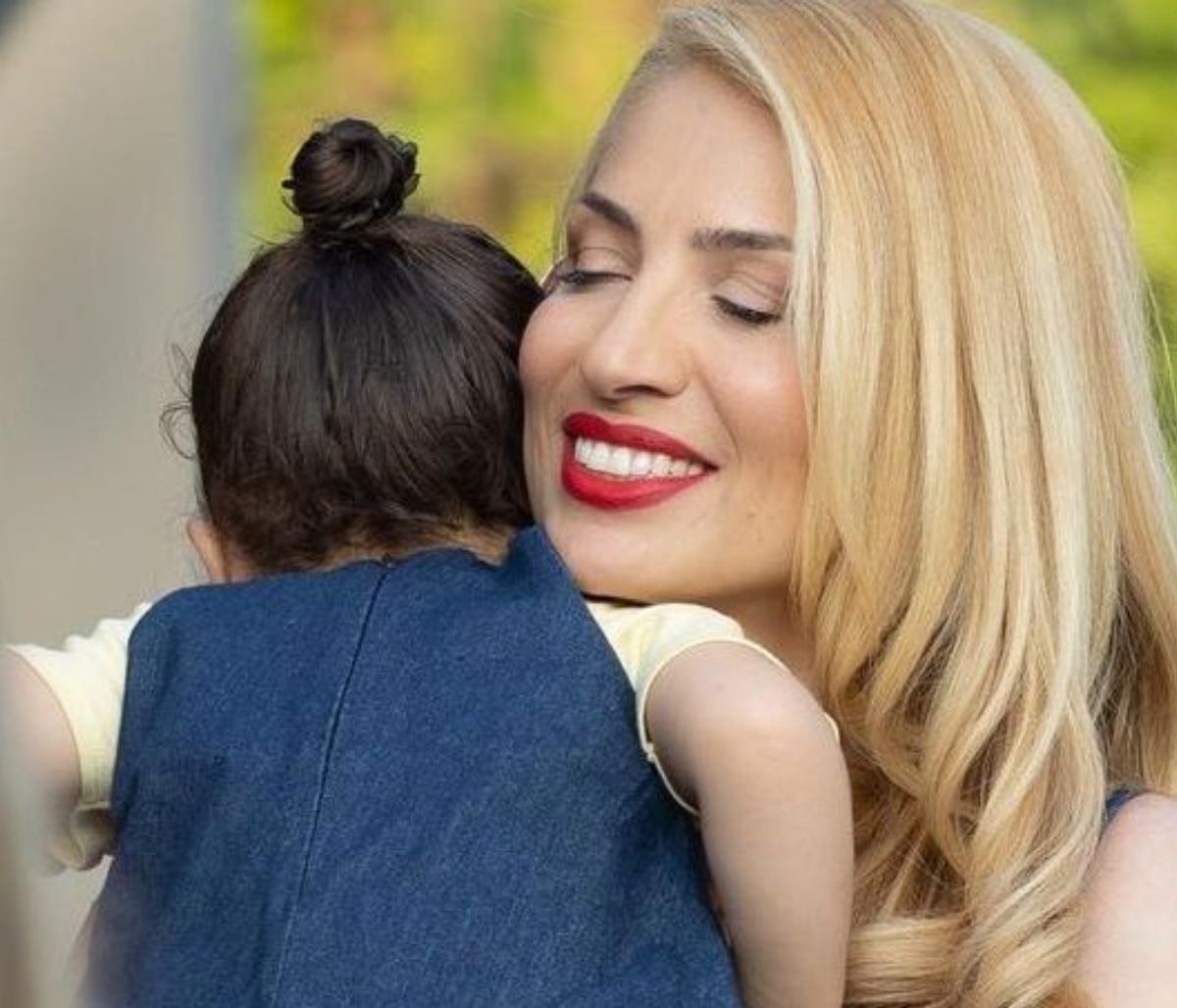 Μαρία Ηλιάκη: Η φώτο με το Κατερινάκι στην παραλία