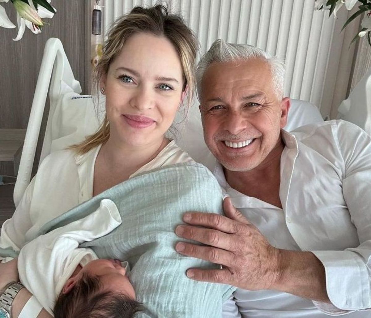 Ανίτα Μπραντ: Ποζάρει στην παραλία αγκαλιά με τους γιους της