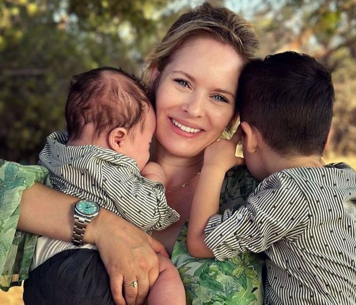 Μπραντ: Με ολόσωμο μαγιό 4 μήνες μετά τον ερχομό του δεύτερου γιου της