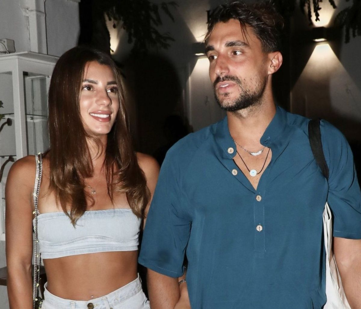 Κατσούλης-Ρουμελιώτη: Πιασμένοι χέρι-χέρι στα στενά της Μυκόνου