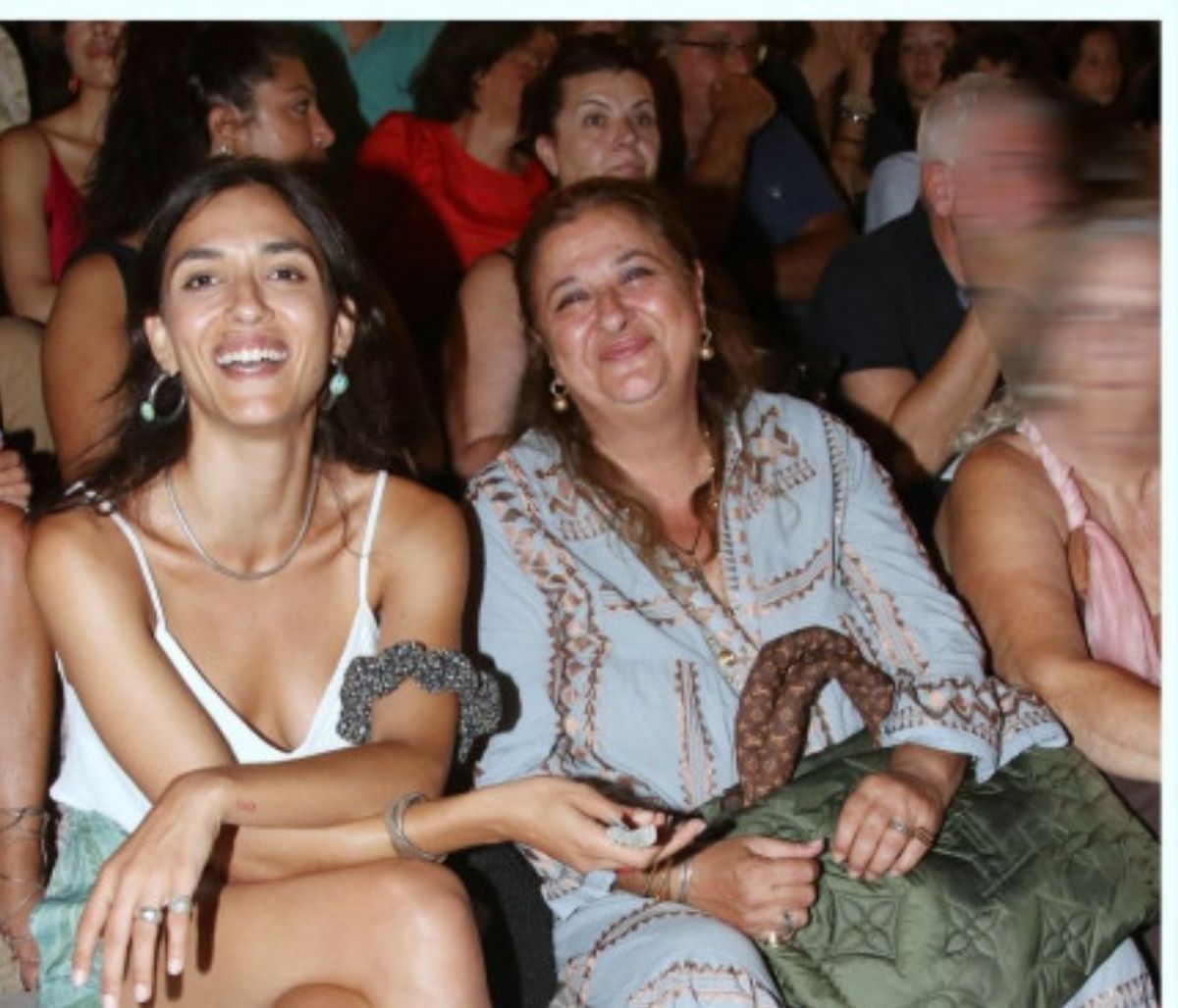 Κωνσταντινίδου-Χάνου: Μαμά και κόρη σε βραδινή έξοδο για θέατρο!