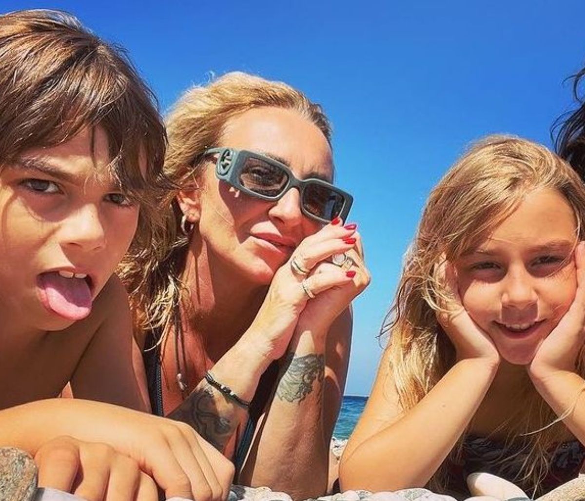 Ρούλα Ρέβη: Οι πρώτες φώτο των παιδιών της μετά τις διακοπές