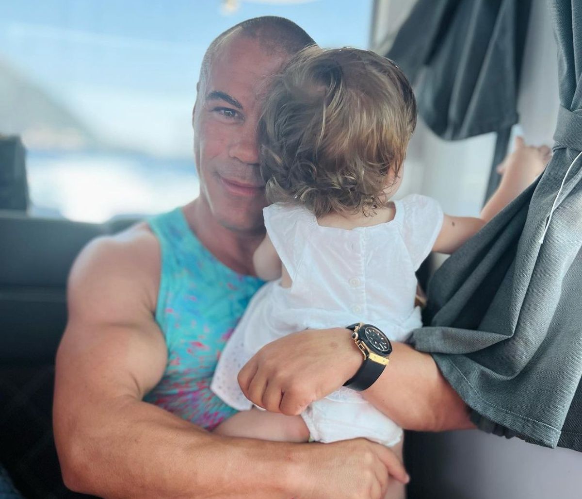 Μιχάλης Ζαμπίδης: Χορεύει με μία από τις δίδυμες κόρες του (βίντεο)