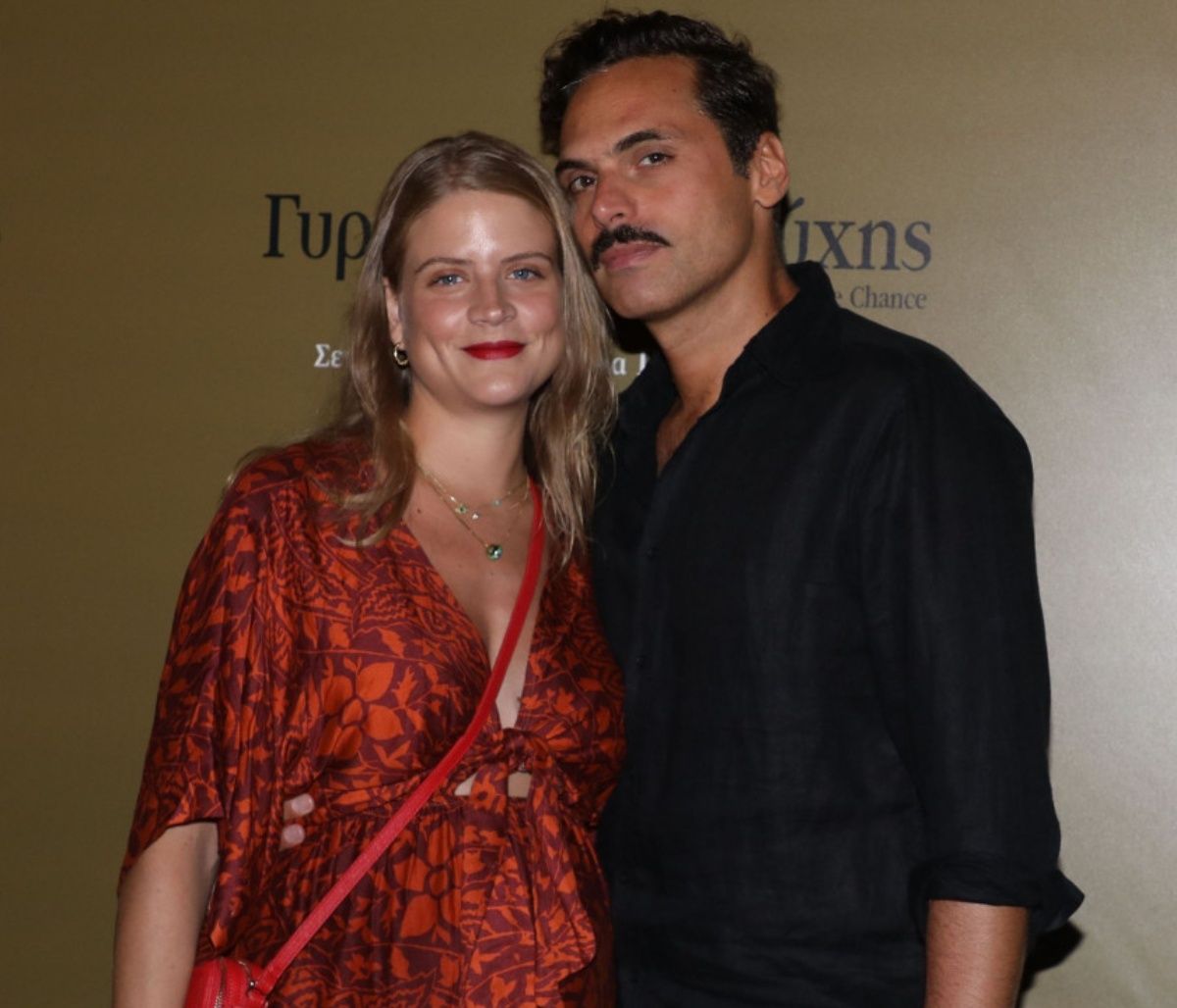 Η παραλία-Μιχαλάκη: Ποζάρει σε προχωρημένη εγκυμοσύνη στα γυρίσματα