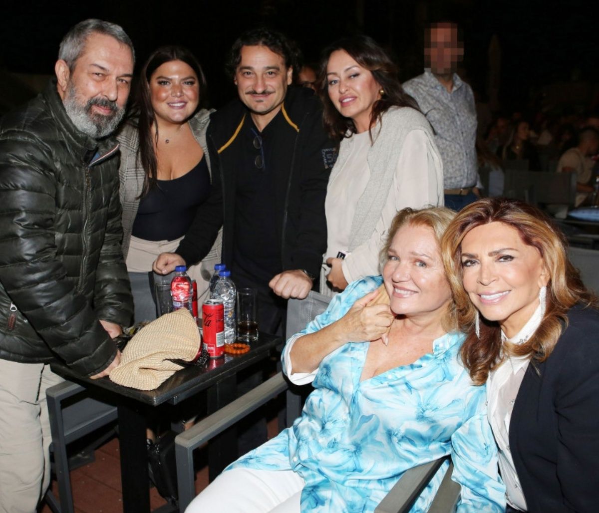 Τι ζούμε ρε; - Λαμπερές παρουσίες στην τελευταία παράσταση