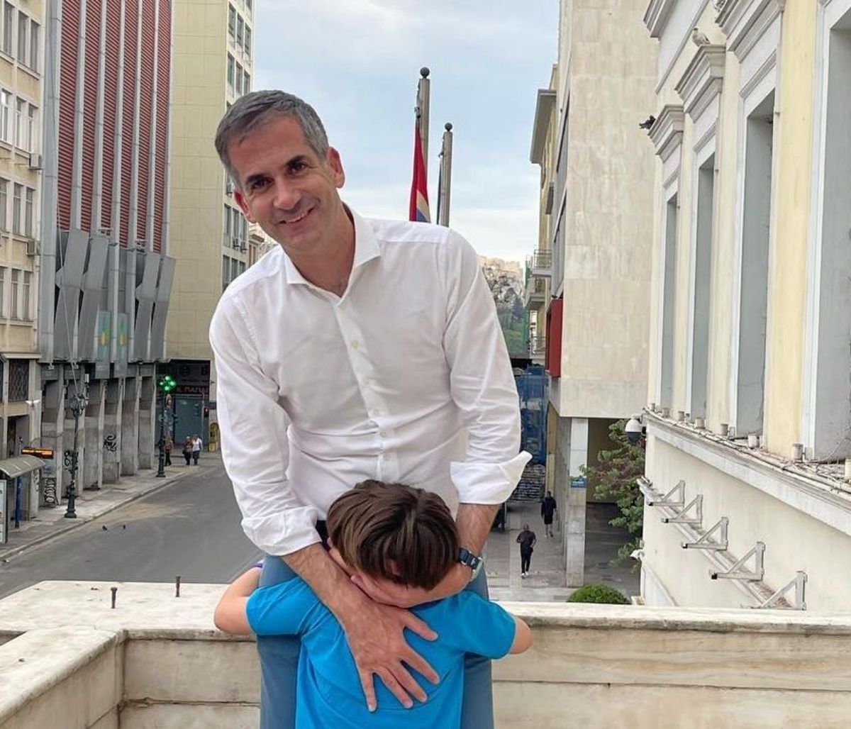 Κώστας Μπακογιάννης: Βόλτα με τον γιο του μία μέρα πριν τις εκλογές