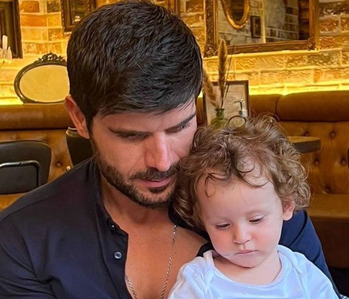 Μάνος Γαβράς: Διαβάζει παραμύθι στις δίδυμες βαφτιστήρες του