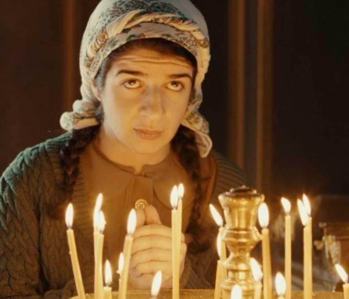 Ποια είναι η Άννα Λουιζίδη που υποδύεται την Φρόσω στη σειρά Ψυχοκόρες