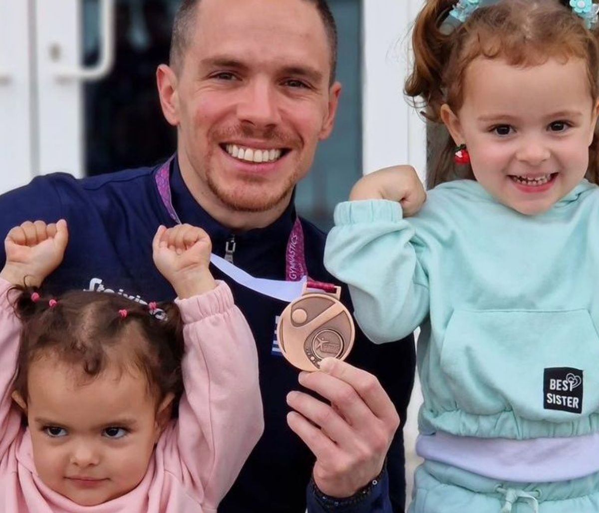 Λευτέρης Πετρούνιας: Mε τις κόρες του στο χριστουγεννιάτικο δέντρο