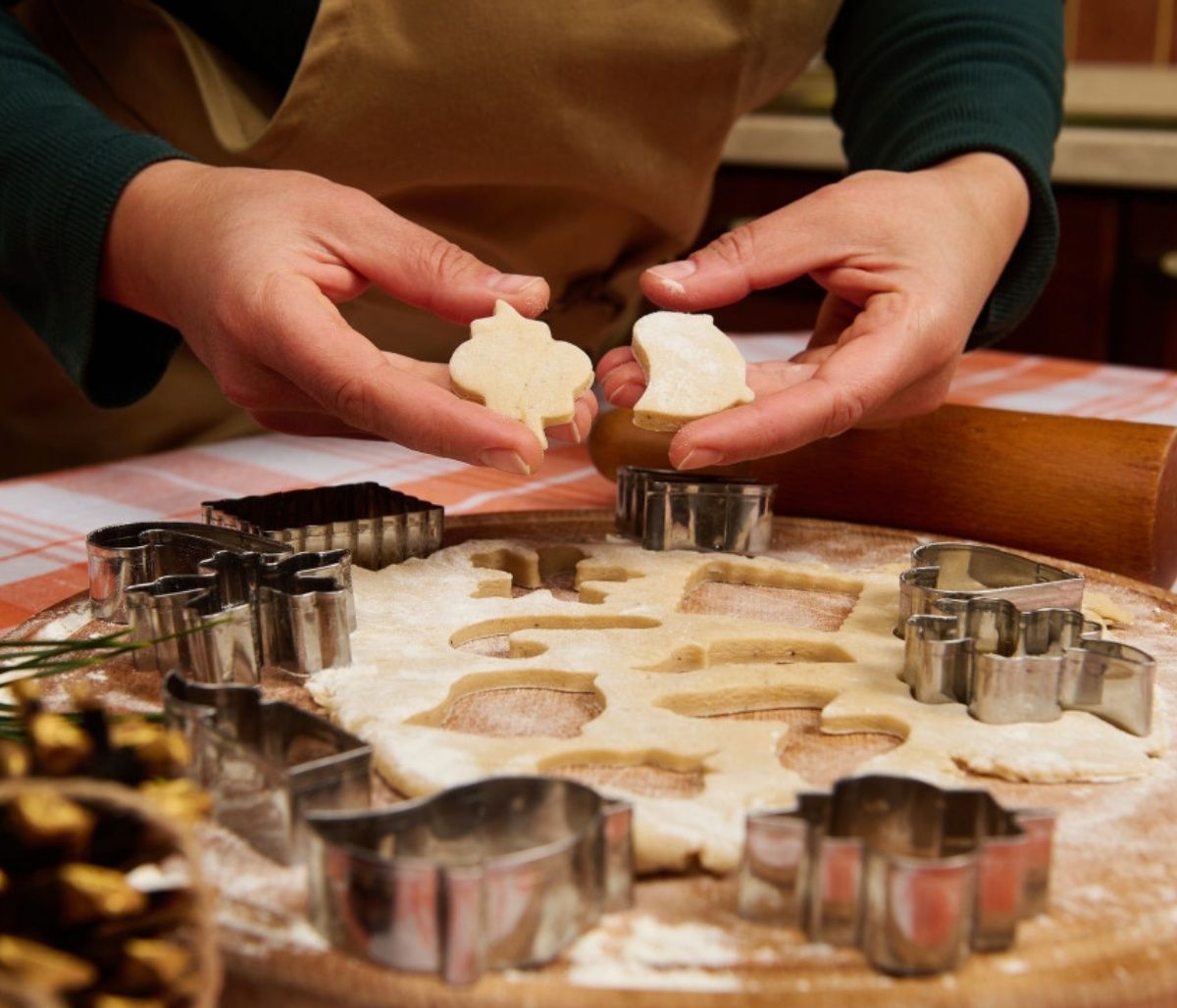 Φτιάξτε ολόλευκα στολίδια με corn flour και σόδα