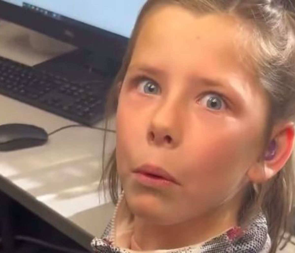 8χρονη ακούει για πρώτη φορά τη φωνή της - Συγκινητικό βίντεο