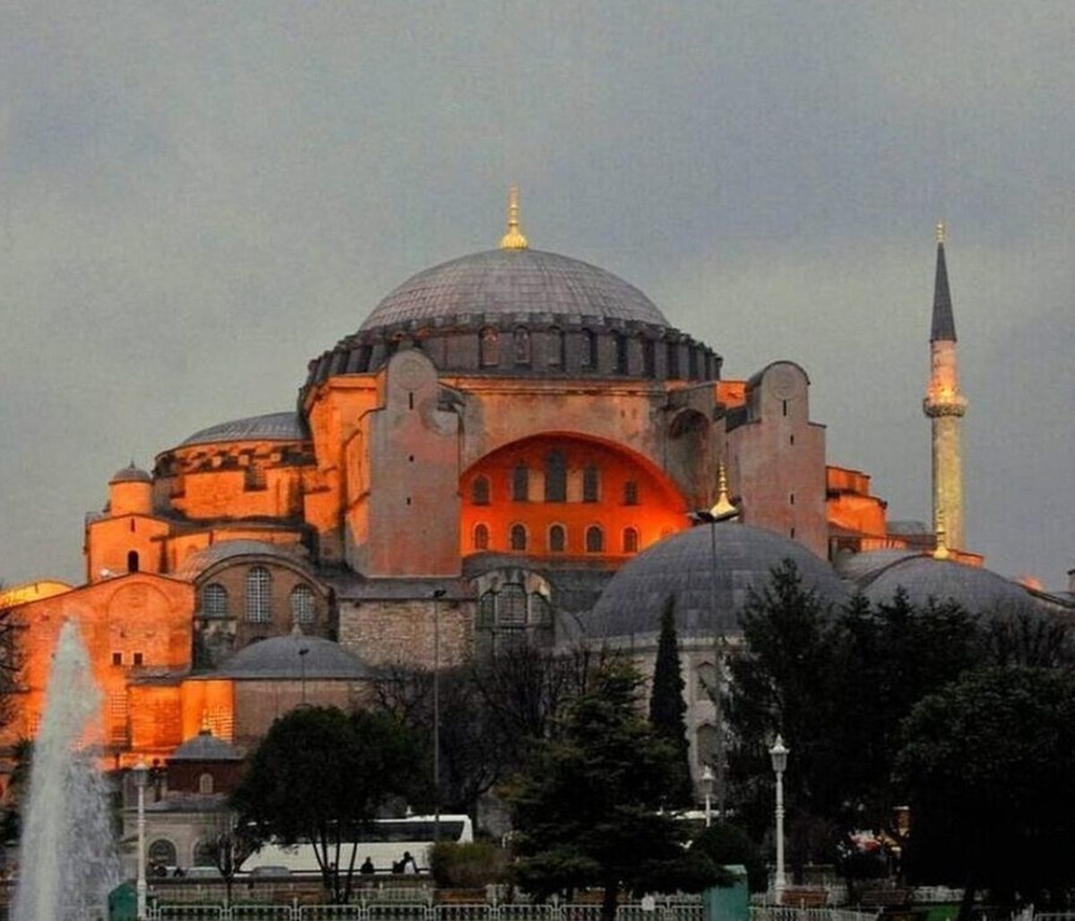 Αγία Σοφία: Εικόνες ντροπής κάνουν τον γύρο του κόσμου